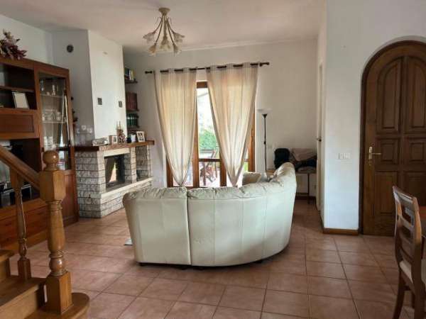 Foto Villetta bifamiliare in affitto a Vittoria Apuana - Forte dei Marmi 160 mq  Rif: 1266879