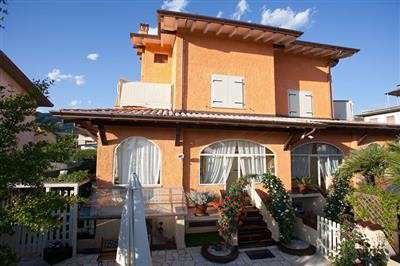 Foto Villetta bifamiliare in buono stato di 280 mq. a Cervaiolo