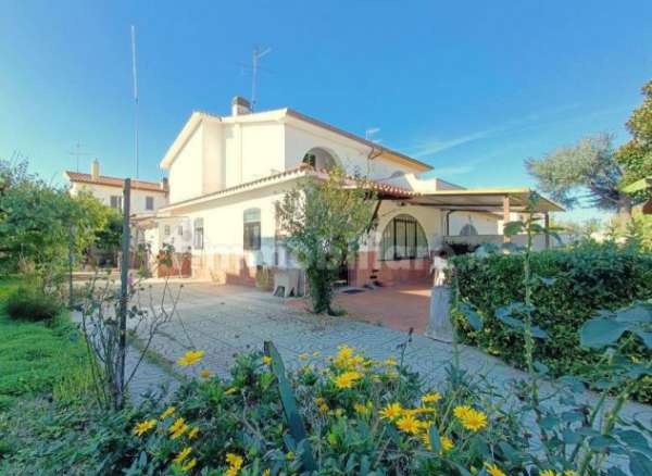 Foto VILLETTA CON GIARDINO