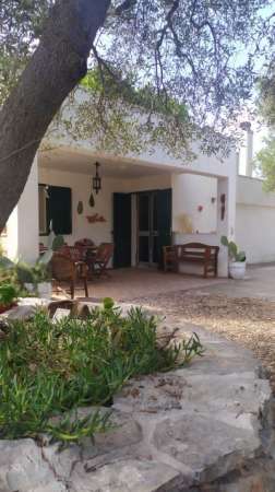 Foto Villetta immersa nel verde ad Ostuni
