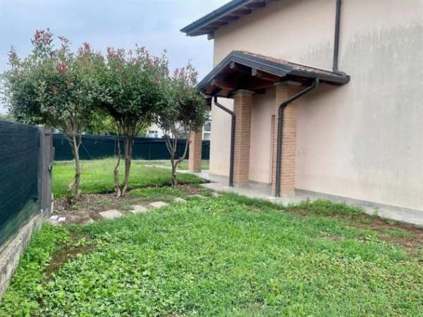 Foto Villetta indipendente con ampio giardino   1.350/mese