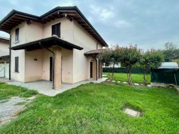 Foto Villetta indipendente con ampio giardino   1.350/mese
