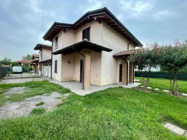 Foto Villetta indipendente con ampio giardino   1.350/mese