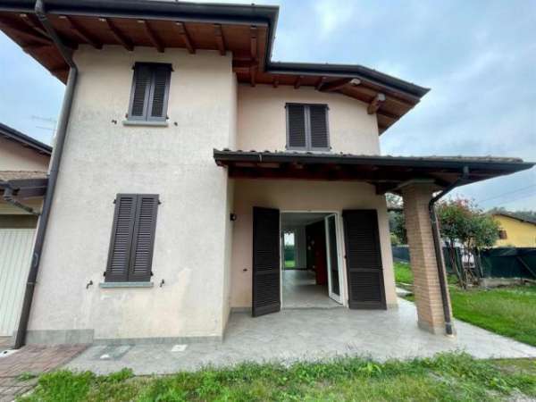 Foto Villetta indipendente con ampio giardino   1.350/mese