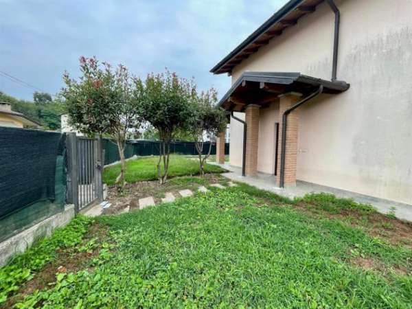 Foto Villetta indipendente con ampio giardino � � 1.350/mese