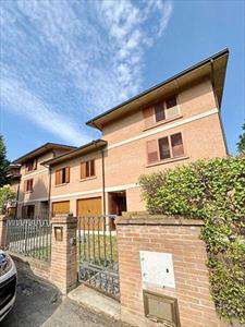 Foto Villetta schiera in Affitto, pi di 6 Locali, 300 mq, Modena (Sa