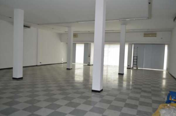 Foto ZAI, 400 mq. vetrinati per esposizione-vendita all'ingrosso-uffici ecc., su due piani, affittasi, con 3 ampie VETRINE