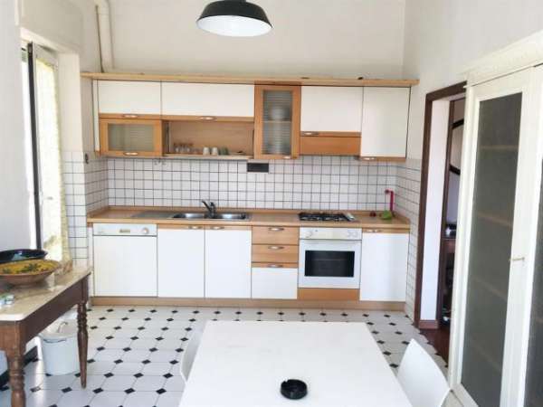 Foto Zona Romana, Appartamento Arredato 100 Mq con Terrazzo - Rif. A257
