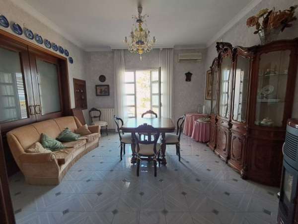 Foto ZONA SCALA GRECA:BIVANI IN VILLA CON PISCINA.ARREDATO