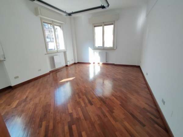 Foto Zona semicentrale, ufficio di mq 83